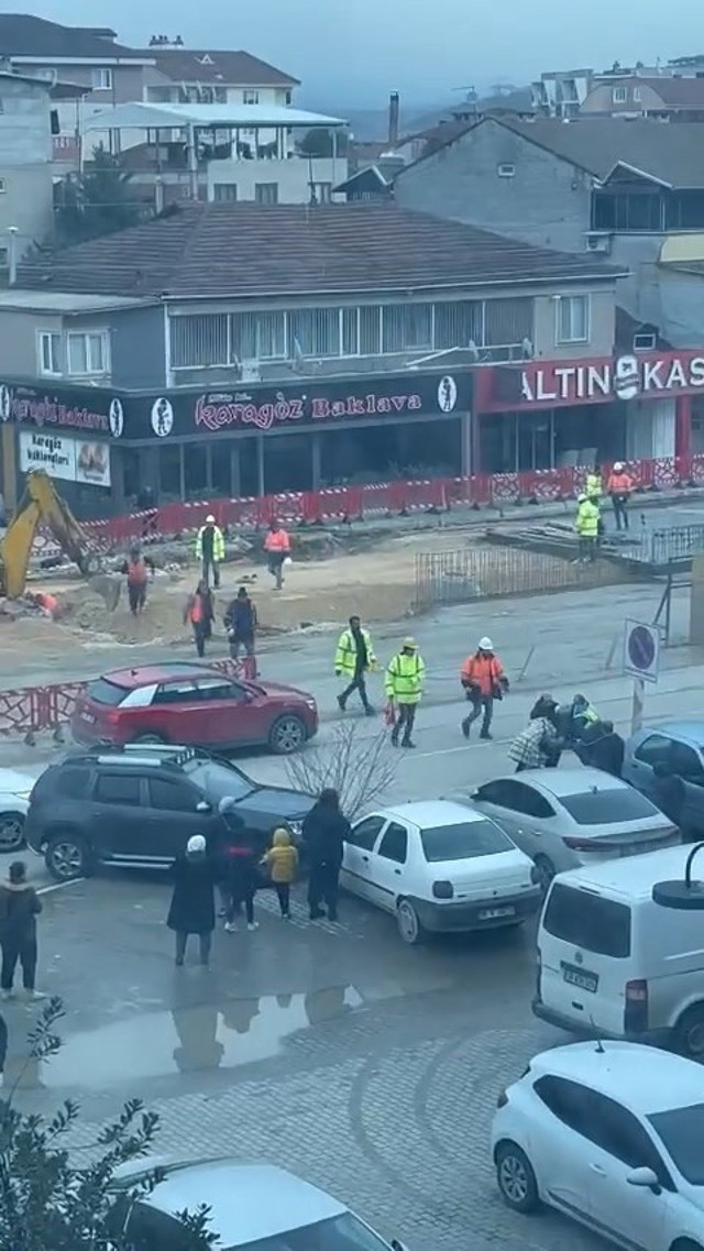 Bursa'da husumetli sürücüler ortalığı birbirine kattı! Önce çarpıştılar, sonra tekme tokat kavga ettiler! - Resim: 2