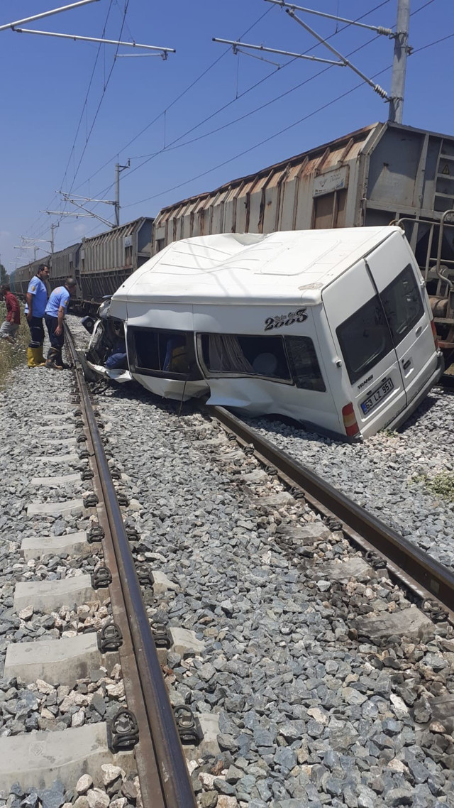 Mersin'de dehşet veren tren kazası: 1 ölü, 4 yaralı - Resim: 1