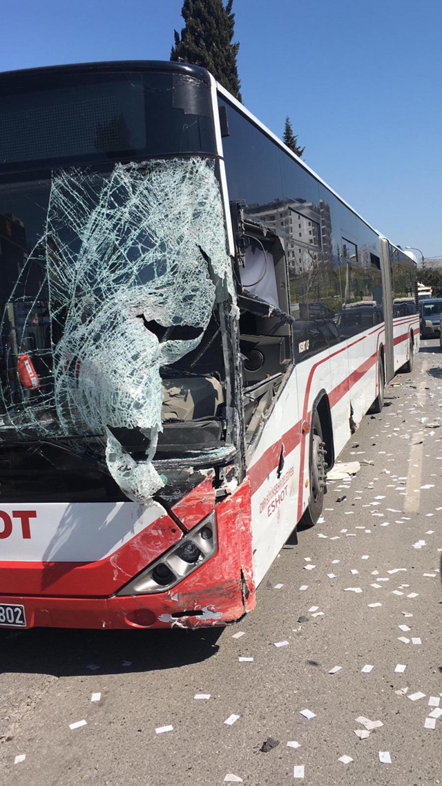 İzmir'de sollama yapayım derken otobüsle kafa kafaya çarpıştı - Resim: 1