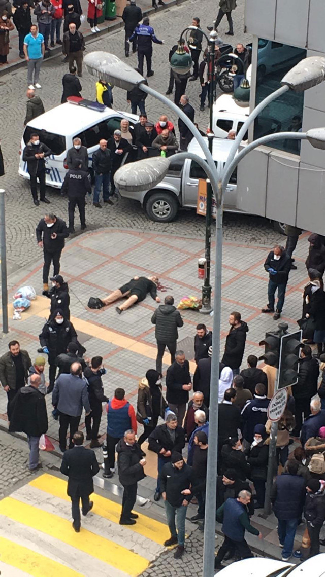 Rize'de dehşet görüntü! Boşandığı eşini cadde ortasında vurdu - Resim: 0