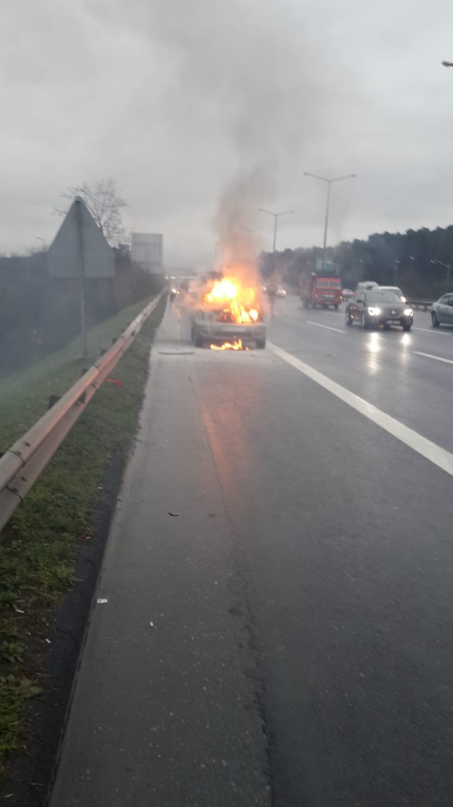 Ümraniye'de otomobil seyir halindeyken yanmaya başladı - Resim: 2