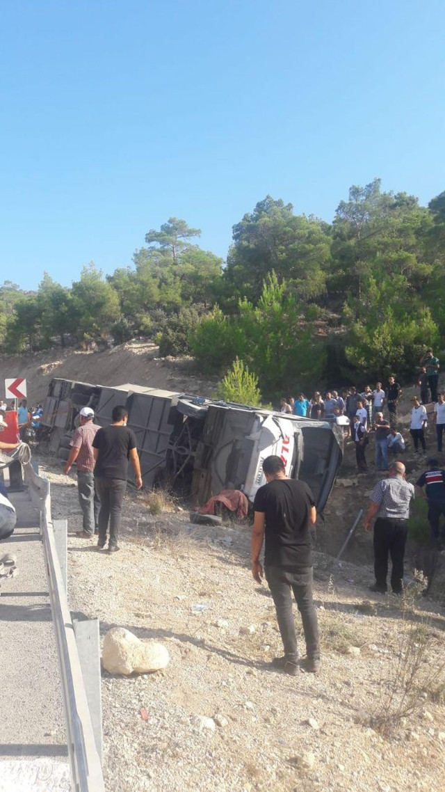 Mersin Mut'ta askerleri taşıyan otobüs devrildi: 4 asker şehit oldu, 27 yaralı var - Resim: 2