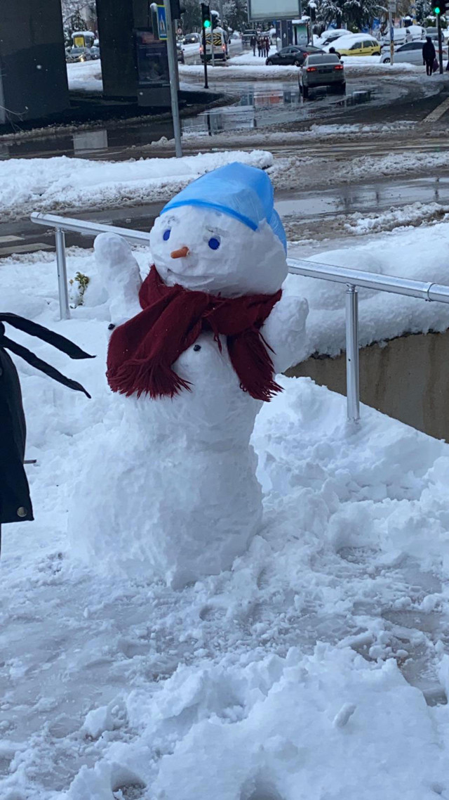 İzmit'te şaşkına çeviren görüntü iki erkek kardan kadını kucaklayıp... - Resim: 1