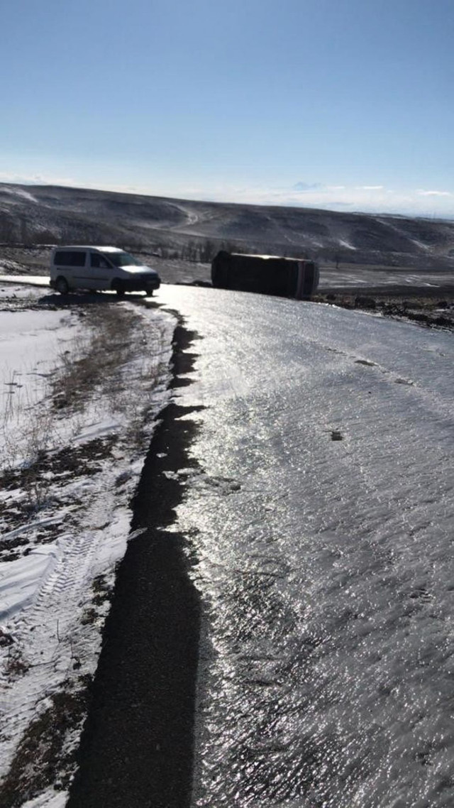 Kars’ta hasta almaya giden ambulans takla attı: 3 yaralı - Resim: 1