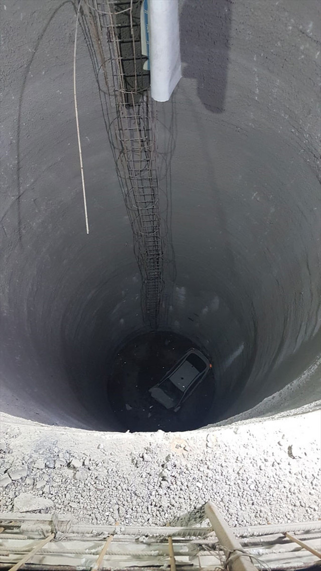 İzmir'de otomobil metro inşaatındaki 25 metrelik boşluğa düştü: 1 ölü, 1 yaralı - Resim: 0