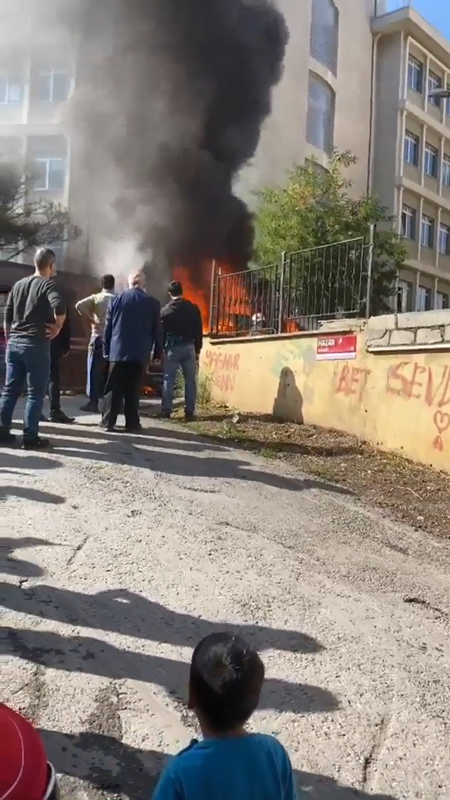 Tuzla'da servis park halinde alev aldı küle döndü! - Resim: 1