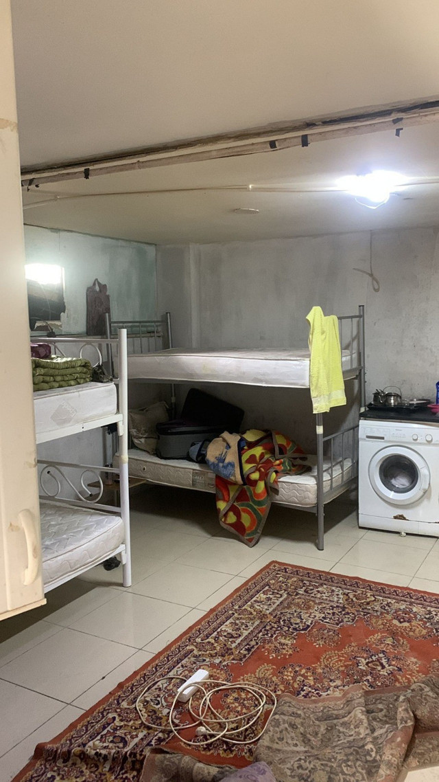 Polisten 'şok evi' baskını! Kuaförden kaçak göçmen evine gizli geçit - Resim: 0