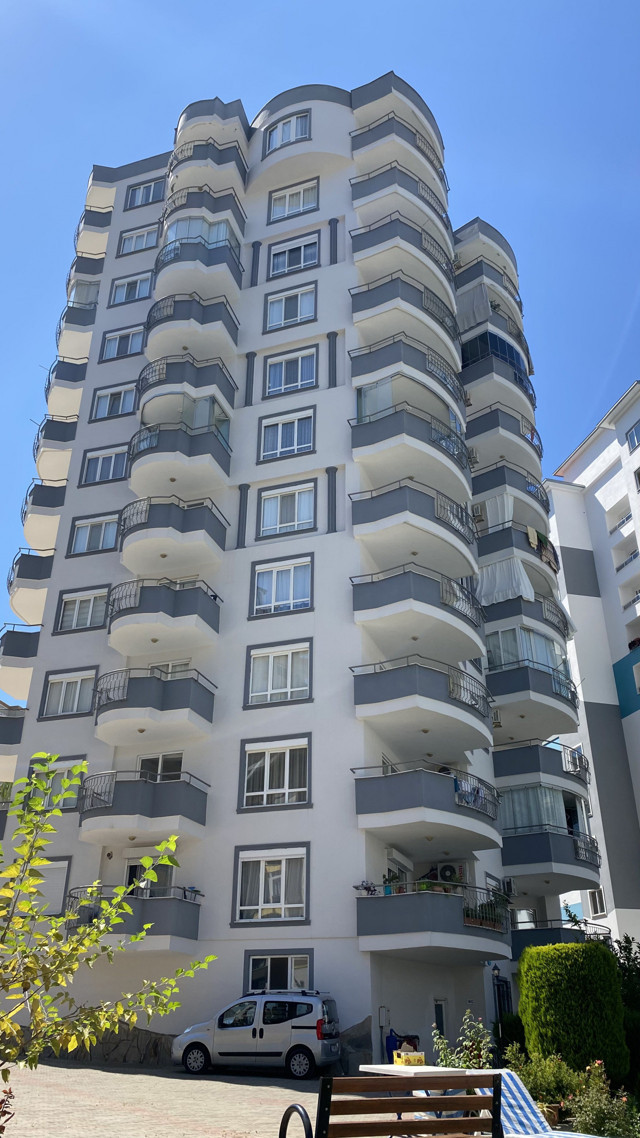 Balkondan çarşafla aşağı daireye inmeye çalıştı! Sonu korkunç bitti - Resim: 0