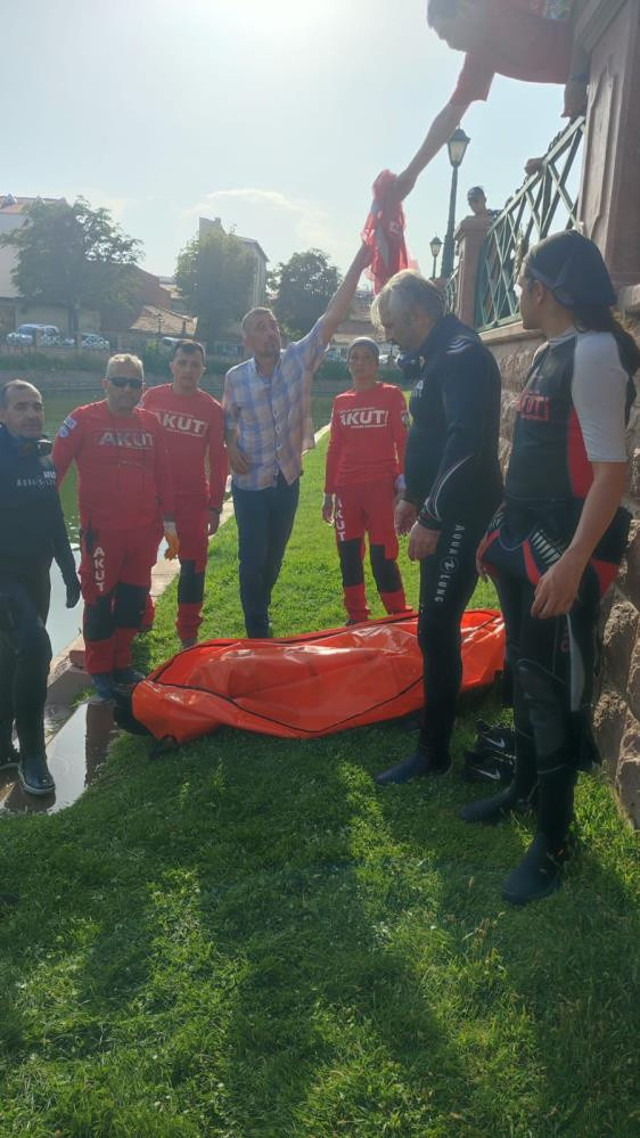 Eskişehir'de ekipler seferber oldu! Porsuk Çayı’nda cansız bedenine ulaşıldı - Resim: 1
