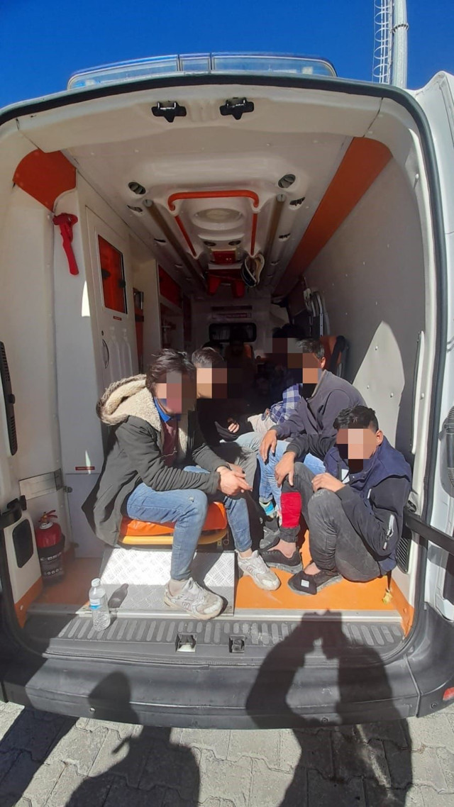 Ağrı’da ambulansla göçmen kaçakçılığı! Özel şirkete ait ambulansta 12 kaçak çıktı - Resim: 0