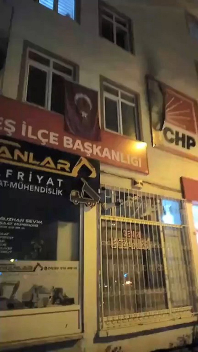 CHP Çerkeş İlçe Başkanlığı'na molotofkokteyli saldırı - Resim: 0