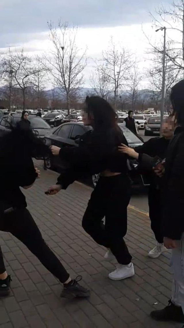 Kocaeli'de liseli kızlar birbirine girdi! Kavgada yumruklar havada uçuştu, şok cihazı ile saldırdı! - Resim: 0