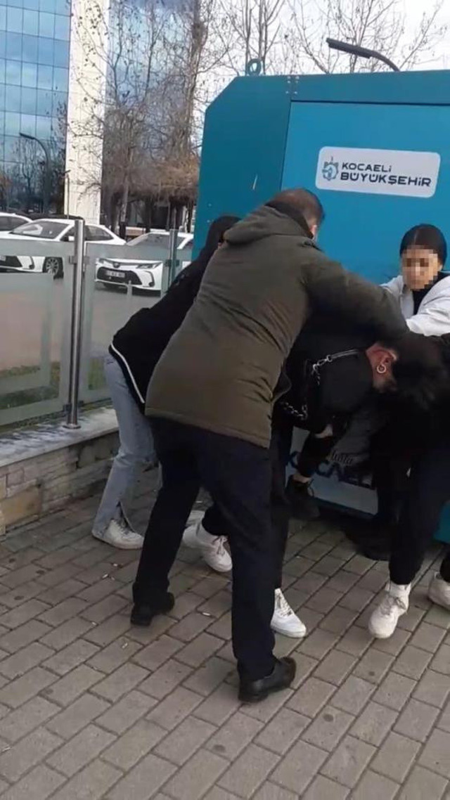 Kocaeli'de liseli kızlar birbirine girdi! Kavgada yumruklar havada uçuştu, şok cihazı ile saldırdı! - Resim: 1