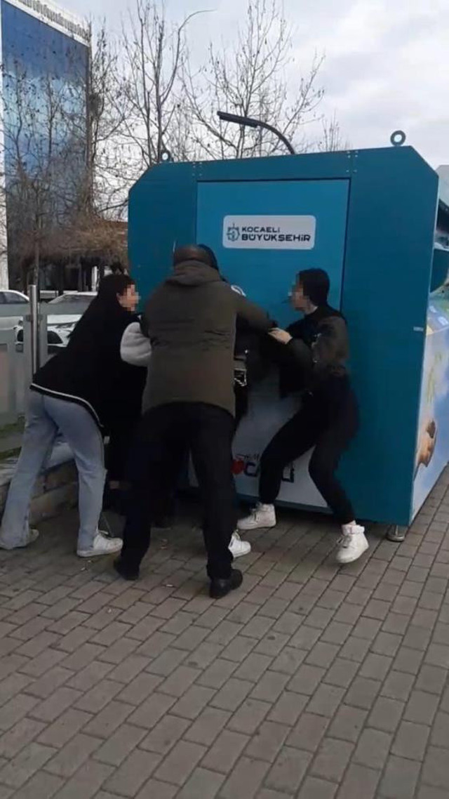 Kocaeli'de liseli kızlar birbirine girdi! Kavgada yumruklar havada uçuştu, şok cihazı ile saldırdı! - Resim: 2