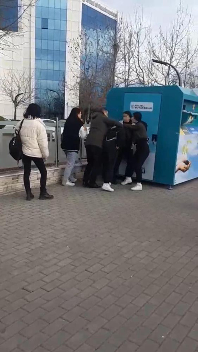 Kocaeli'de liseli kızlar birbirine girdi! Kavgada yumruklar havada uçuştu, şok cihazı ile saldırdı! - Resim: 3