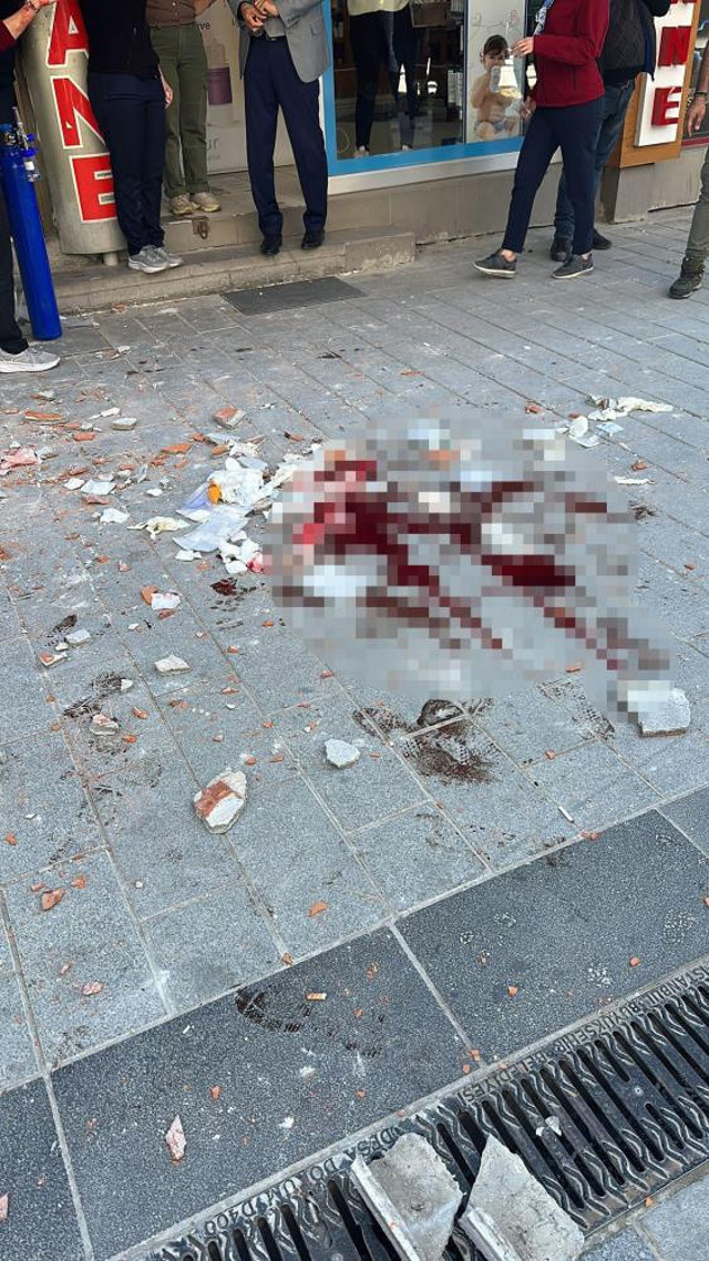 İstanbul'da feci ölüm! Başına beton parçası düştü, kanlar içinde yere yığıldı! Kız kardeşi olayı görünce... - Resim: 0