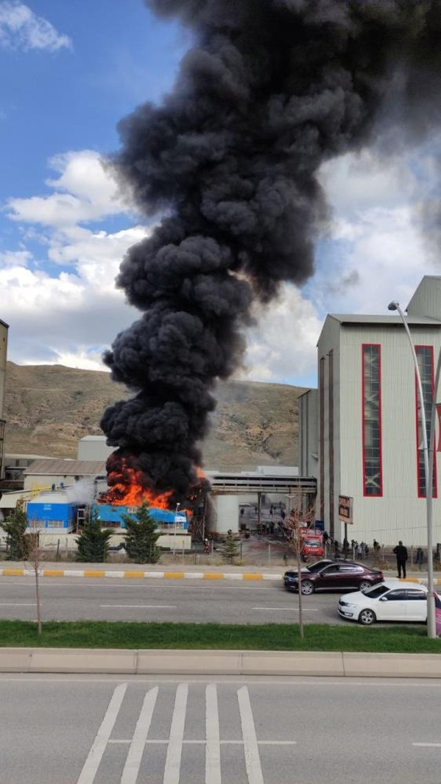 Çankırı’da korkutan fabrika yangını: Siyah dumanlar gökyüzünü kapladı - Resim: 2
