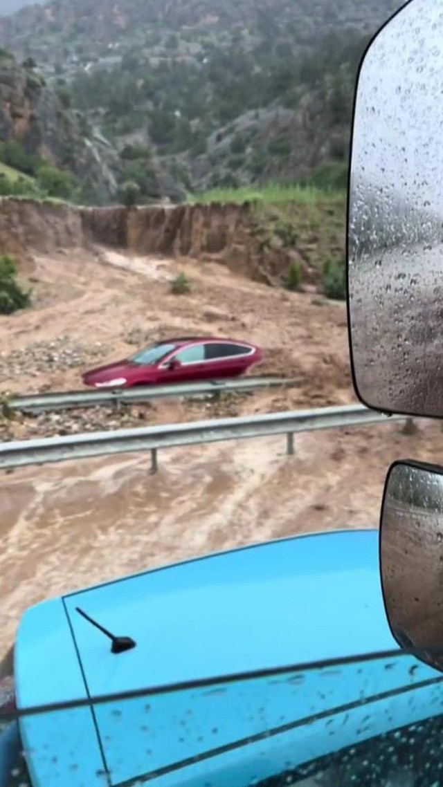 Dağdan gelen çamur 2 aracı böyle yuttu! Korkunç görüntüler ortaya çıktı: Sürücü feci şekilde hayatını kaybetti! - Resim: 2