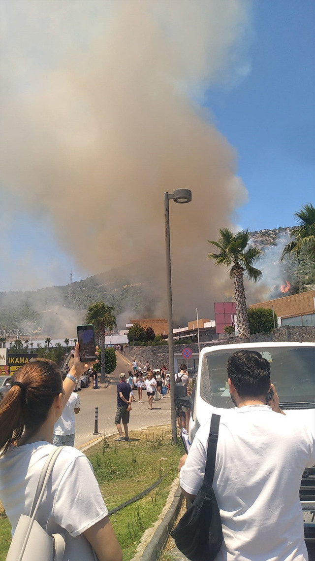 Bodrum da yanıyor! İş yerlerine çok yakın, panik büyük - Resim: 0