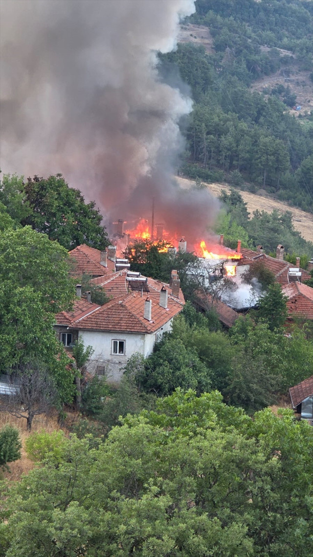 Balıkesir'de yangın çıktı! 15 ev alev alev yandı - Resim: 0