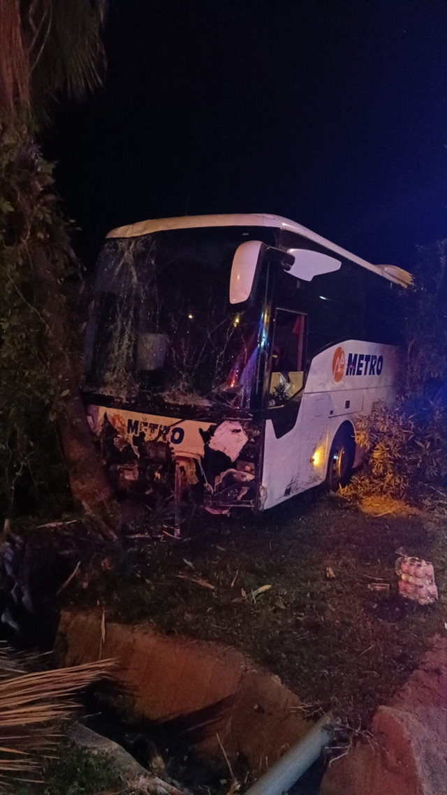 Antalya'da yolcu otobüsü aydınlatma direğine çarptı - Resim: 0