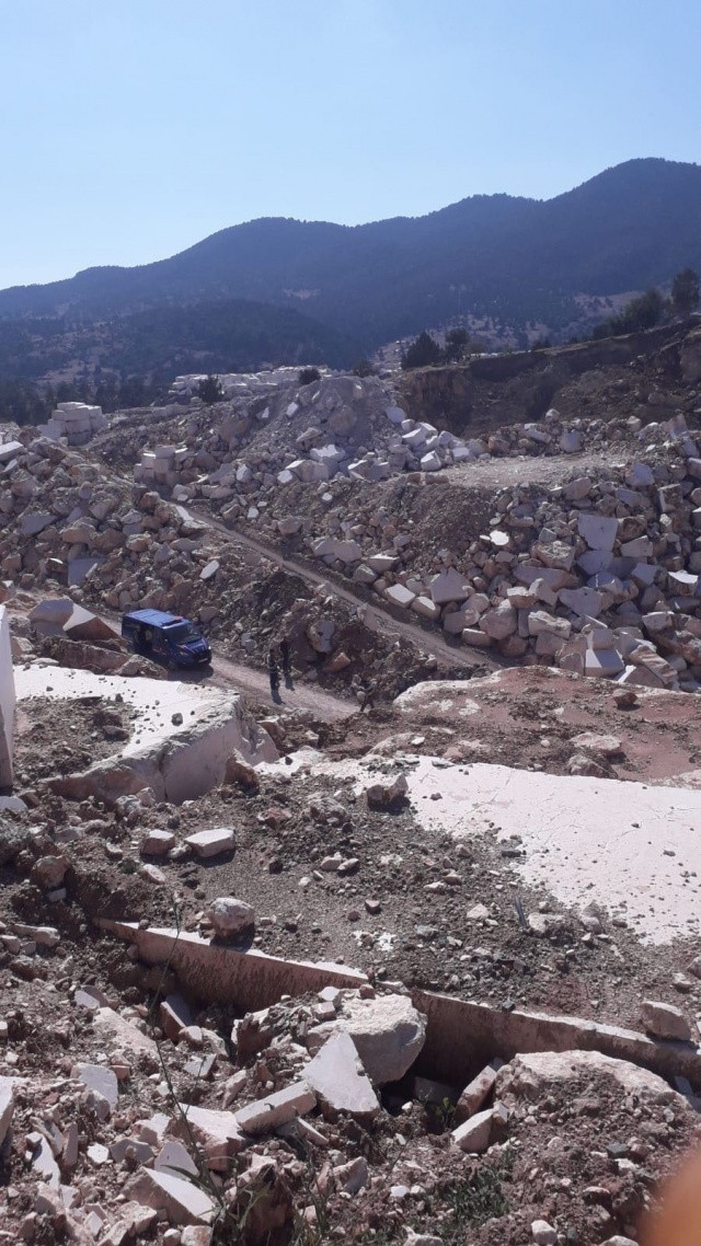 2 tonluk kayanın altında can verdi - Resim: 2