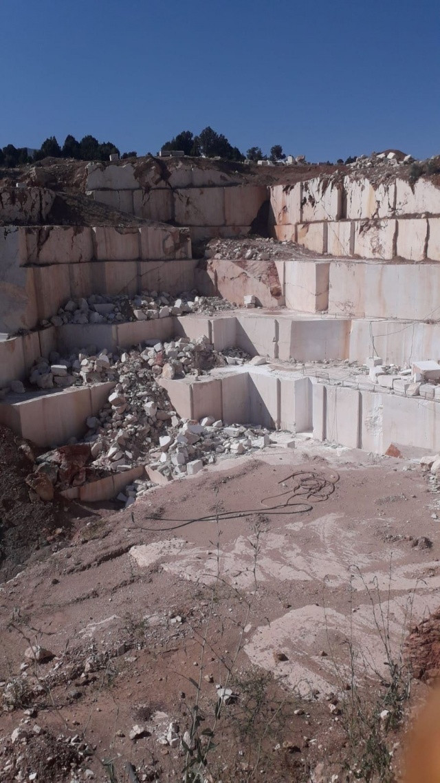 2 tonluk kayanın altında can verdi - Resim: 4