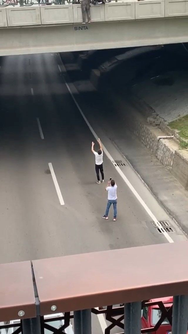 Bursa'da köprüden atlayacağı sırada vatandaşlar tarafından son anda kurtarıldı - Resim: 2