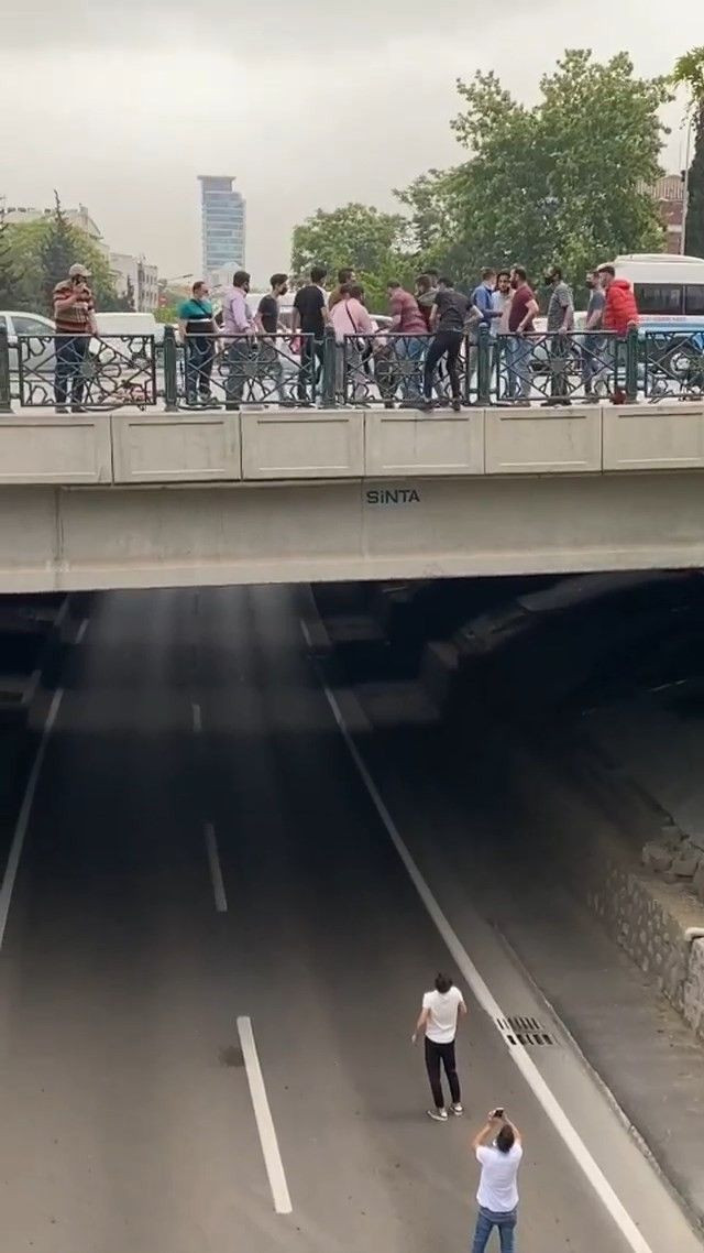 Bursa'da köprüden atlayacağı sırada vatandaşlar tarafından son anda kurtarıldı - Resim: 3