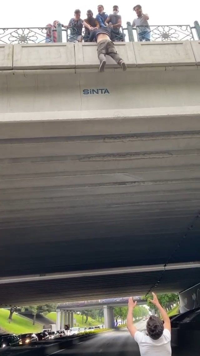 Bursa'da köprüden atlayacağı sırada vatandaşlar tarafından son anda kurtarıldı - Resim: 4