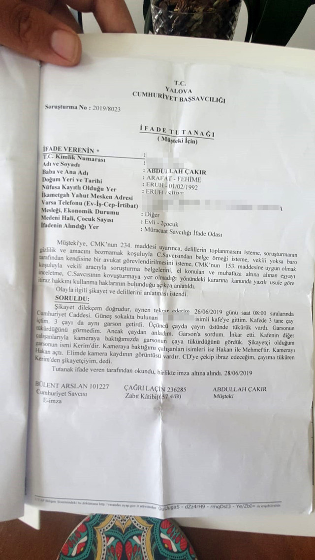 Çayının içine tüküren kahveciden şikayetçi oldu - Resim: 0