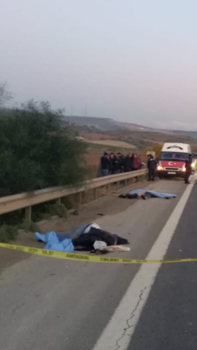 Mersin'de kaza değil katliam: TIR emniyet şeridine daldı 3 ölü 1 yaralı - Resim: 0