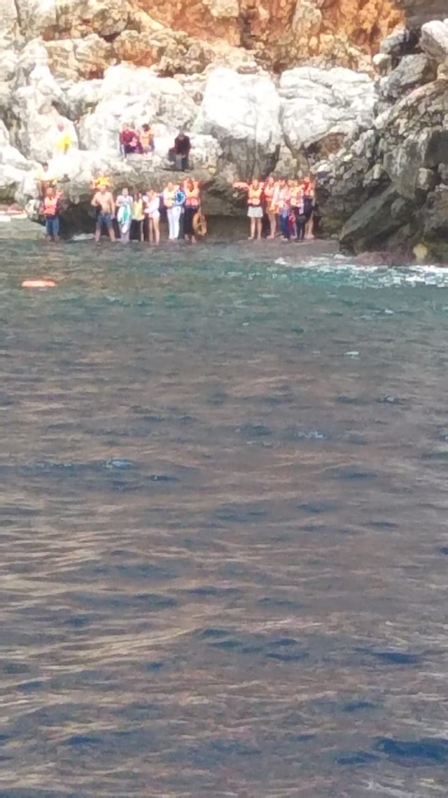 Antalya'da tur teknesi battı! Yolcuları kurtarma çalışmaları sürüyor - Resim: 2