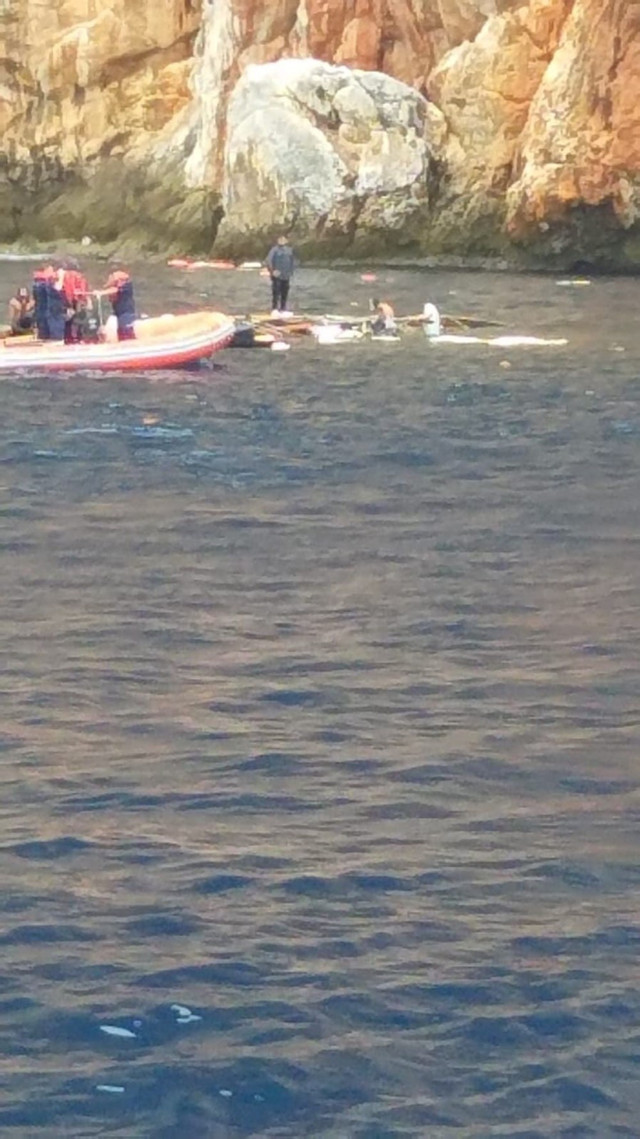 Antalya'da tur teknesi battı! Yolcuları kurtarma çalışmaları sürüyor - Resim: 1