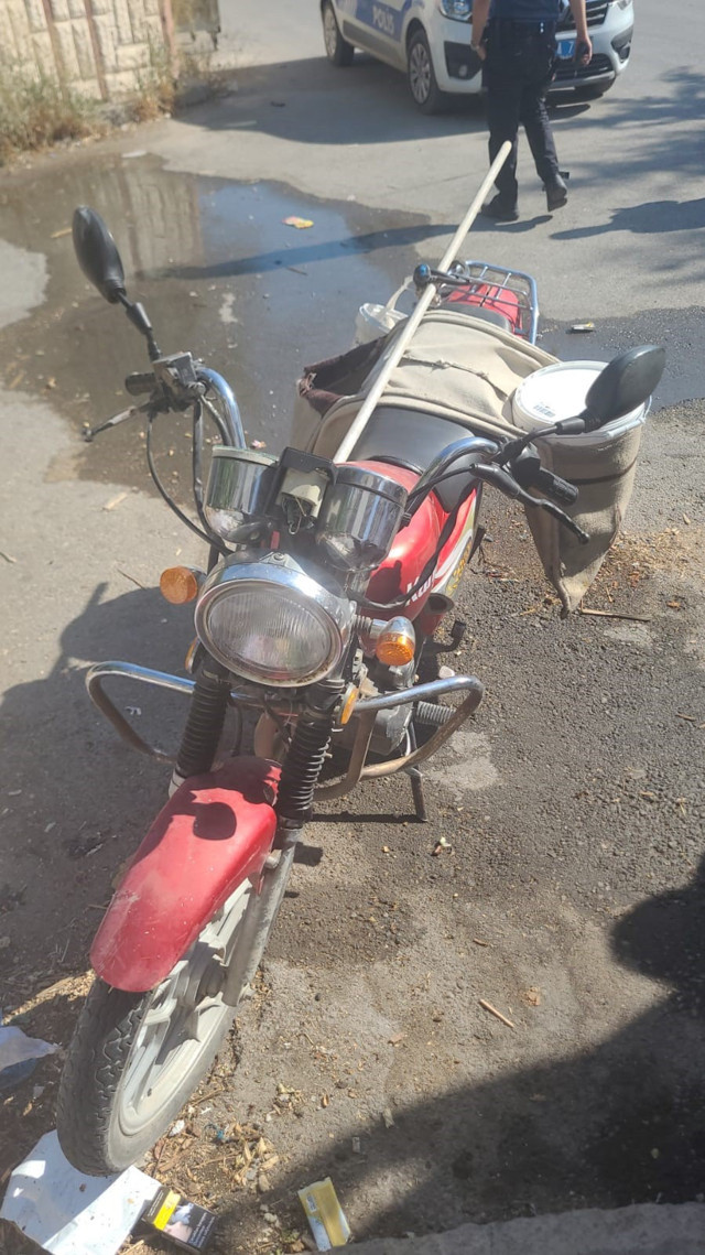 Motosiklet ve bisiklet çarpıştı! Metrelerce sürüklendi - Resim: 0