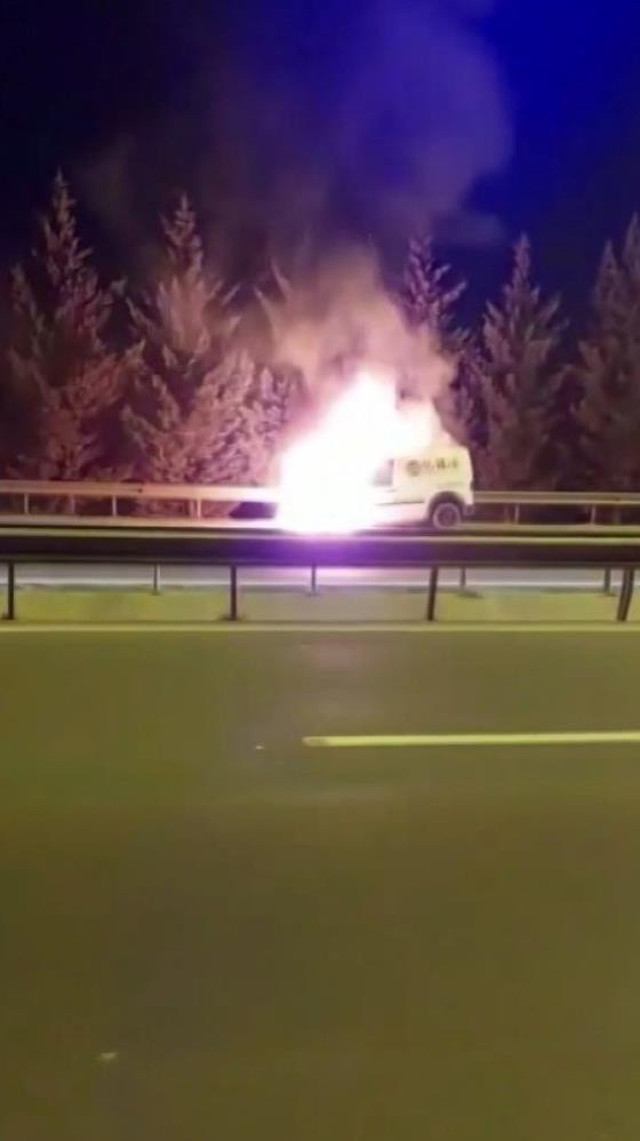 TEM’de korku dolu anlar! Bir anda alev topuna dönen araç kullanılmaz hale geldi - Resim: 1