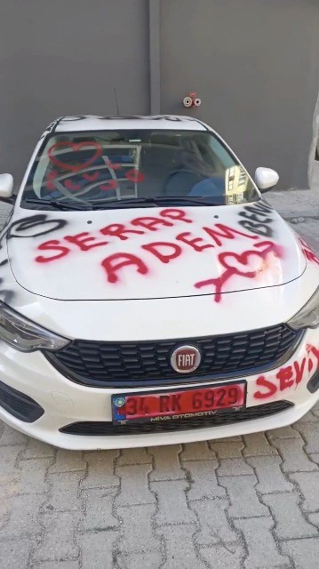 Antalya'da saplantılı aşık kabusu! Otomobili aşk duvarına çevirdi, lastiklerini patlatıp pert etti - Resim: 0