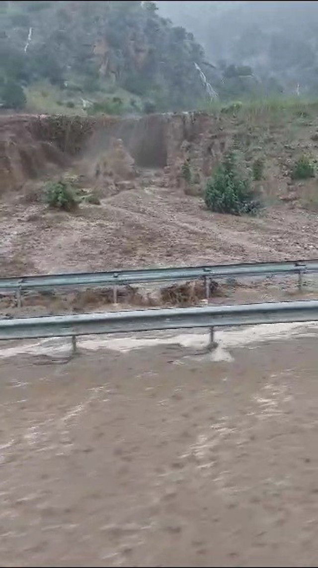 Dağdan gelen çamur 2 aracı böyle yuttu! Korkunç görüntüler ortaya çıktı: Sürücü feci şekilde hayatını kaybetti! - Resim: 0
