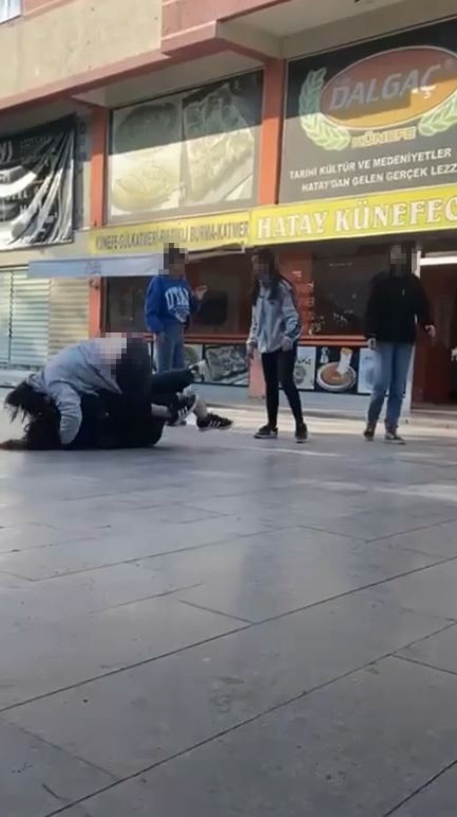 Antalya'da kız kavgası! Saç saça baş başa girdiler, tekme tokatlar havada uçuştu - Resim: 3