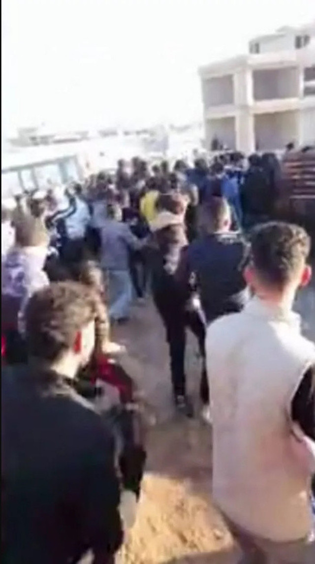 Onlarca erkek “Ahlaksız giyindin” diyerek saldırdı! Yerlerde tekmelenen 17 yaşındaki kız hastanelik oldu - Resim: 1