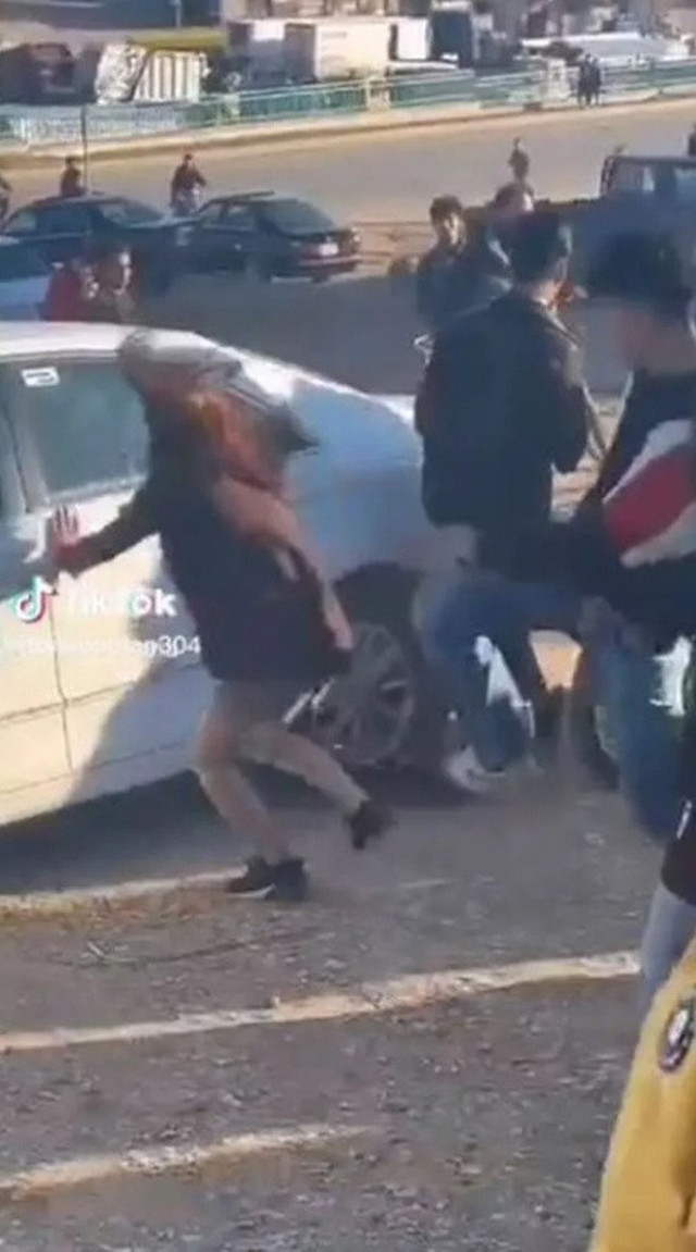 Onlarca erkek “Ahlaksız giyindin” diyerek saldırdı! Yerlerde tekmelenen 17 yaşındaki kız hastanelik oldu - Resim: 0