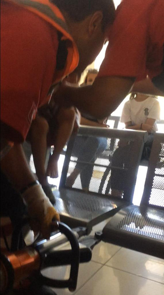 Isparta'da ayağı sandalyeye sıkışan çocuğu itfaiye kurtardı - Resim: 0