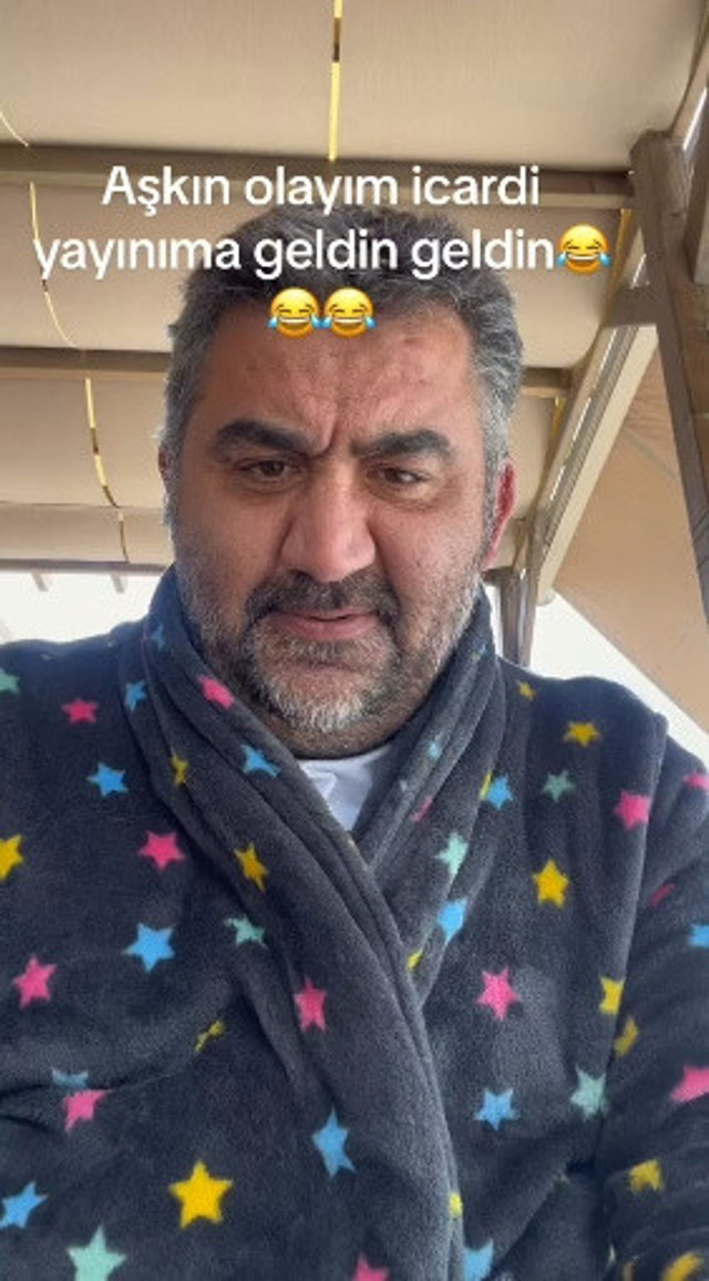 Ümit Özat canlı yayında ‘Icardi’ sözünü tuttu! Saçını kırmızıya boyattı, arka planda çalan şarkı... - Resim: 2