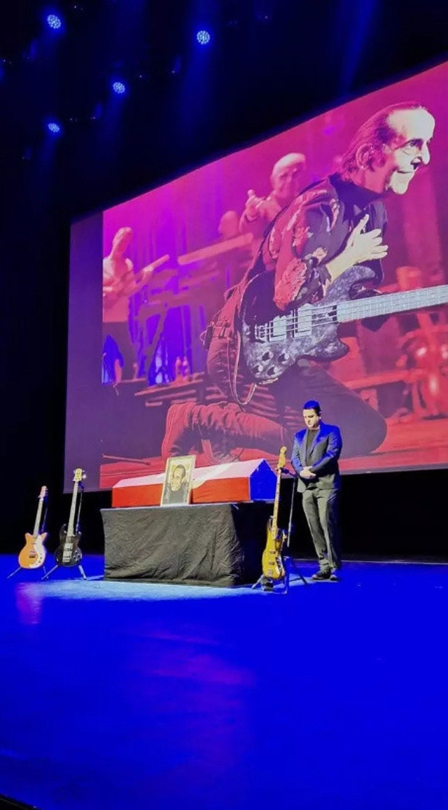 Özkan Uğur'a veda... Mazhar Alanson ve Fuat Güner konuşmakta zorlandı, Cem Yılmaz gözyaşlarına boğuldu! - Resim: 4