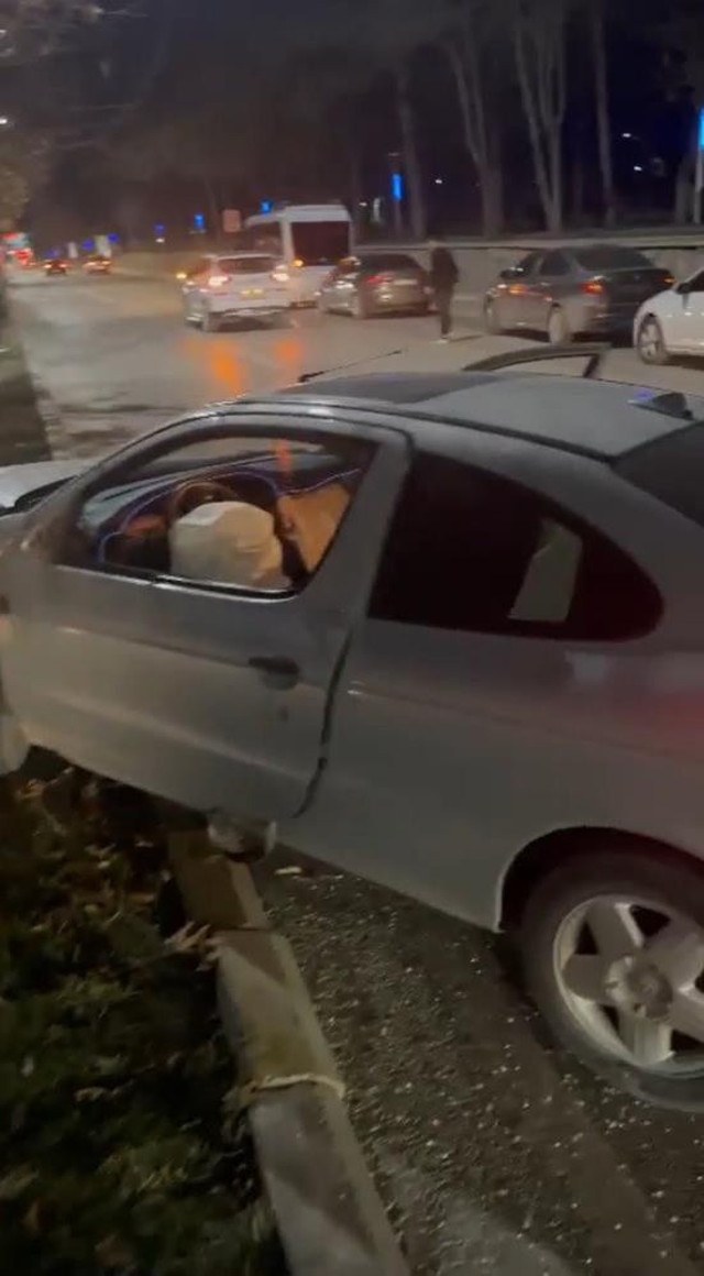 Aynı noktada iki kaza birden! Biri aracını bırakıp kaçtı - Resim: 3