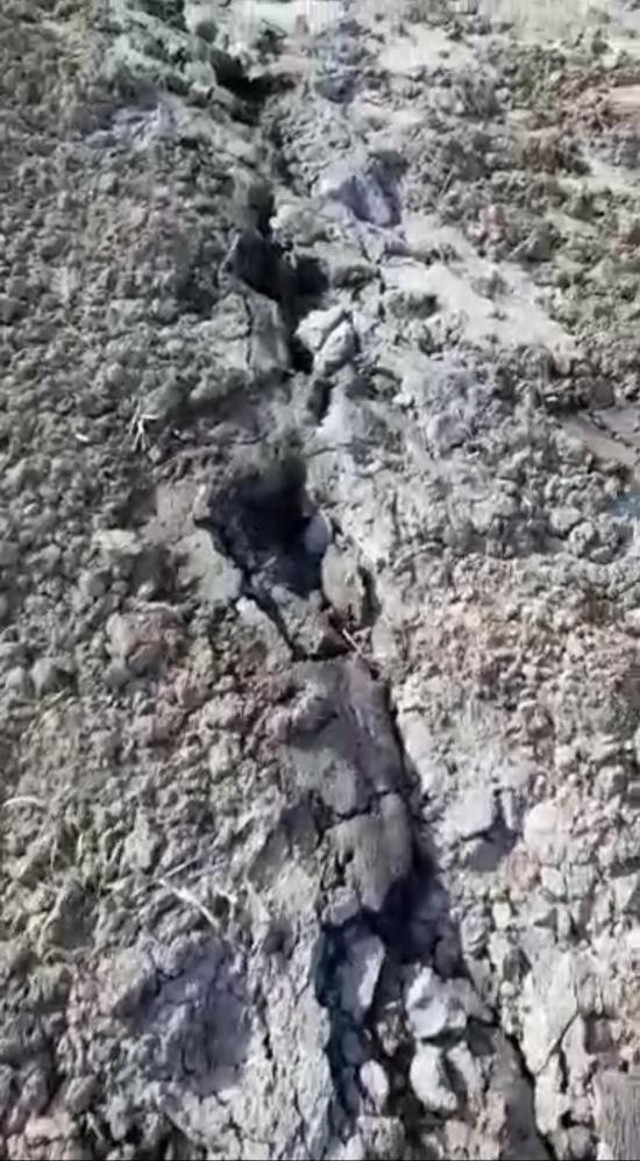 Deprem sonrası tedirgin eden görüntü: Elazığ'da ikinci zemin sıvılaşması vakası! - Resim: 2
