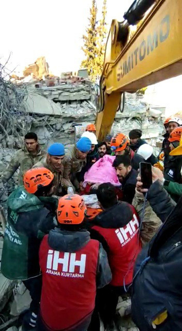 5 kişilik aileden 4'ü 60 saat sonra sağ olarak kurtarıldı - Resim: 0