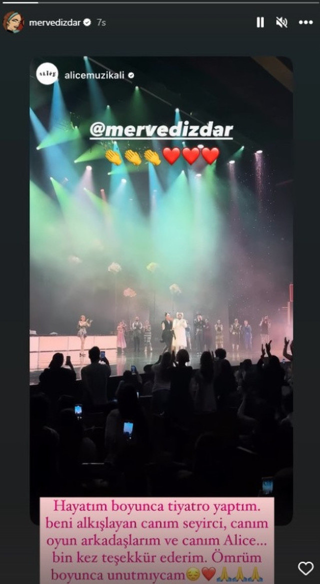 Merve Dizdar Alice Müzikali’nde dakikalarca ayakta alkışlandı! Sahnede gözyaşlarına hakim olamadı - Resim: 1