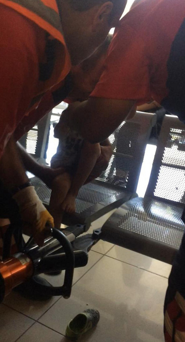 Isparta'da ayağı sandalyeye sıkışan çocuğu itfaiye kurtardı - Resim: 1