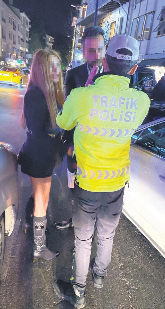 Alkolü fazla kaçıran kadın ortalığı birbirine kattı! 'Ben F-16 pilotuyum' - Resim: 0